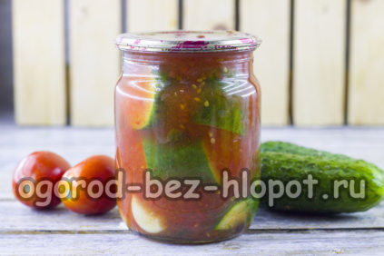 토마토 소스에 담긴 오이