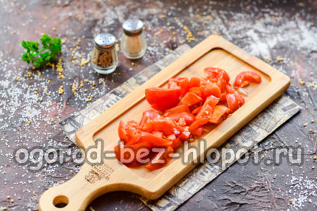 스튜를 위해 토마토를 자른다