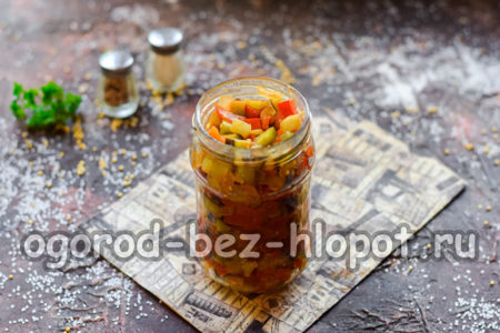 스튜를 살균된 병에 담습니다.