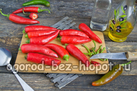 고추의 끝과 꼬리를 잘라내다