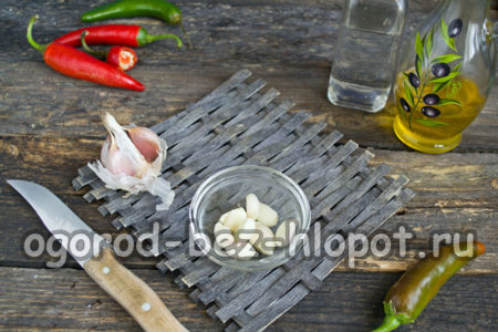 마늘 껍질을 벗기고 다진다