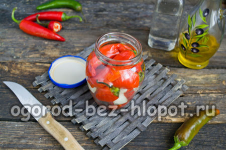 항아리에 고추와 마늘을 채우세요