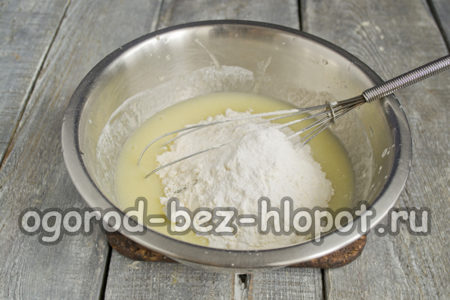 밀가루와 베이킹파우더를 넣는다