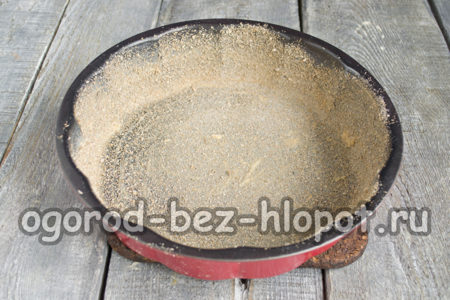 팬에 버터를 바르고 빵가루를 뿌립니다.