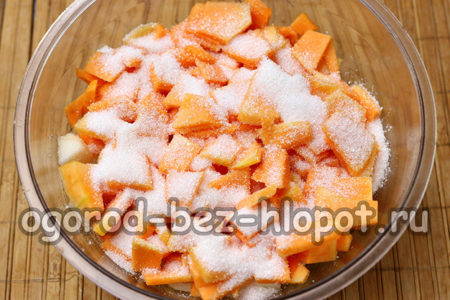 호박을 잘라서 설탕을 뿌린다