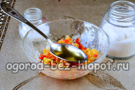 드레싱을 위해 야채를 다진다