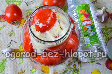 식초와 마늘을 첨가한다