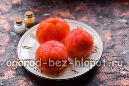 토마토 껍질을 벗기다