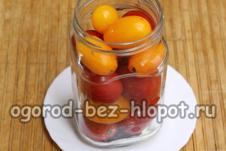 병에 담긴 토마토