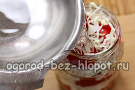 야채 위에 매리네이드를 붓는다