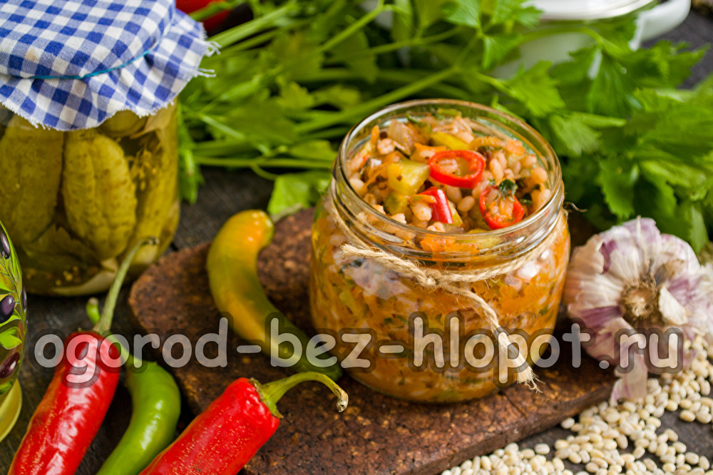 진주보리와 오이를 넣은 피클 수프