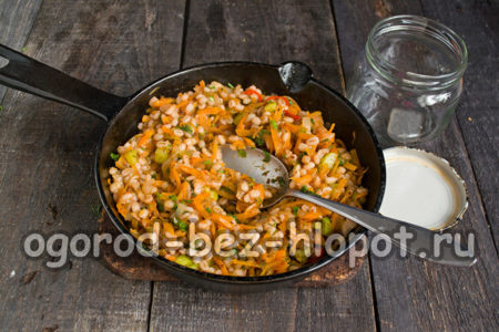 혼합물을 끓이고 병을 준비합니다