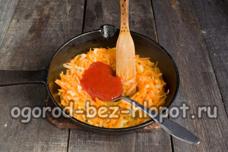 토마토 페이스트를 추가하다