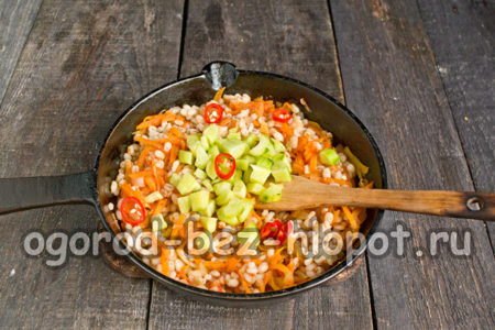 팬에 오이와 칠리를 넣으세요