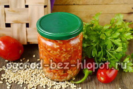 병에 담긴 기성품 피클 수프