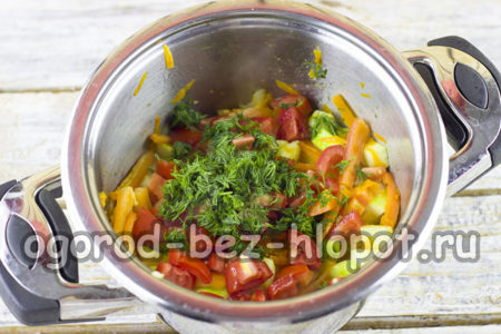 토마토, 마늘, 허브 및 기타 재료를 추가합니다.