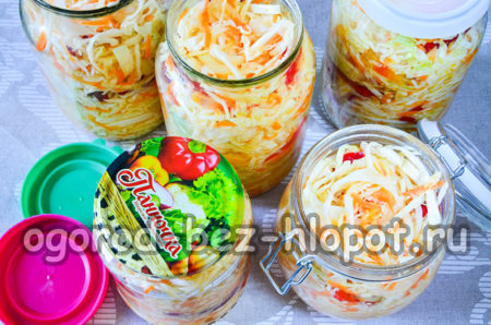 샐러드를 병에 담아두다