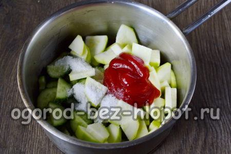 야채에 소금, 설탕, 케첩을 넣어주세요