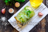 겨울철 오이와 양파 샐러드