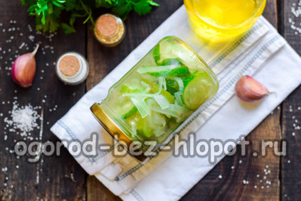 겨울철 오이와 양파 샐러드