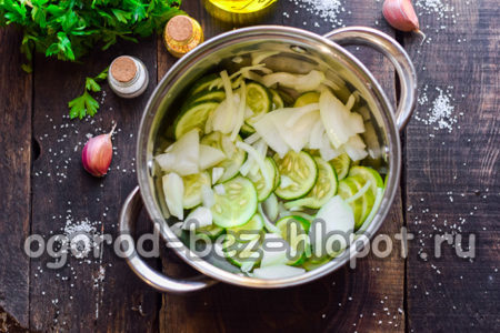 야채를 냄비에 넣으세요