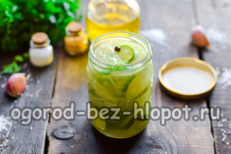 샐러드를 병에 담아두다