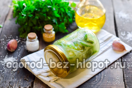 병에 담긴 샐러드