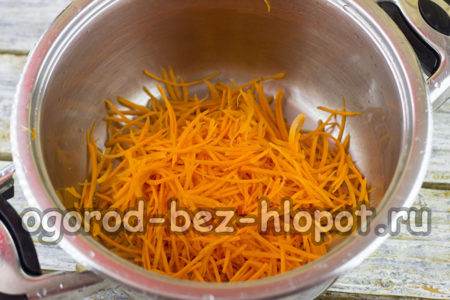 그릇에 담긴 강판 당근