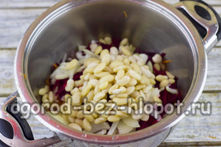 콩을 넣고 야채를 끓인다