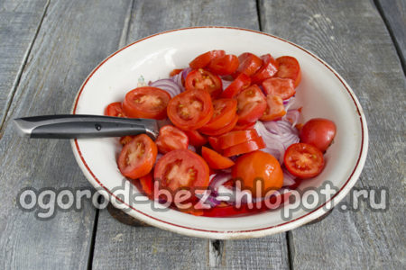 토마토를 조각으로 자르다