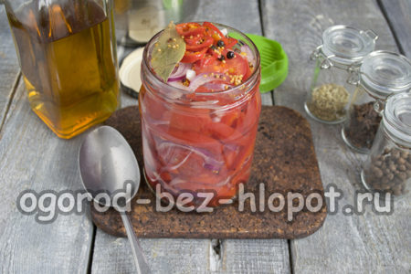 야채 위에 매리네이드를 붓는다