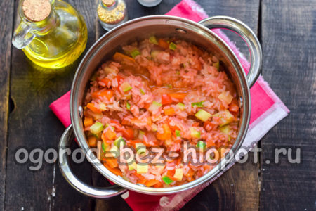 식초와 마늘을 첨가한다