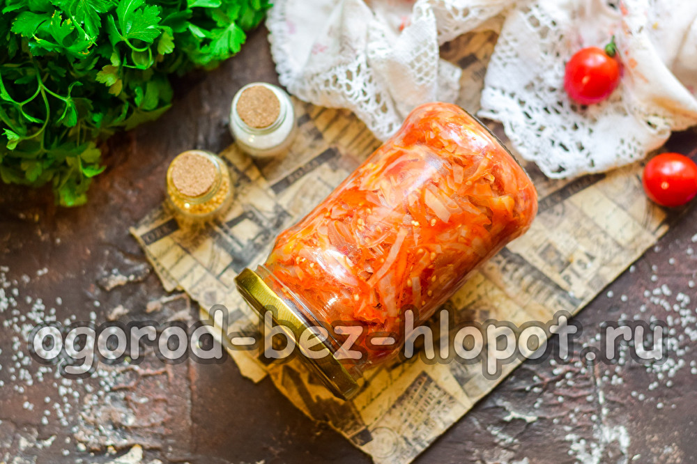 양배추가 담긴 항아리에 담긴 양배추 수프