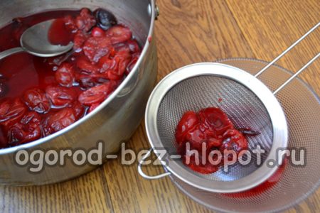 매실을 삶아서 으깬다