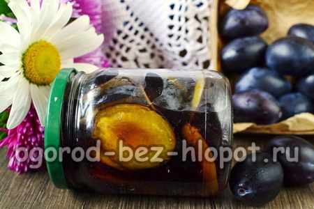 겨울을 위한 시럽에 담긴 자두