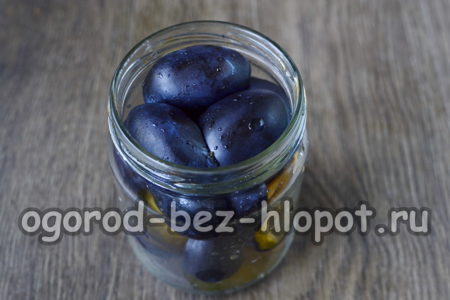 항아리에 자두를 채워 넣으세요