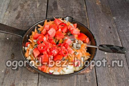 토마토와 칠리를 추가하세요