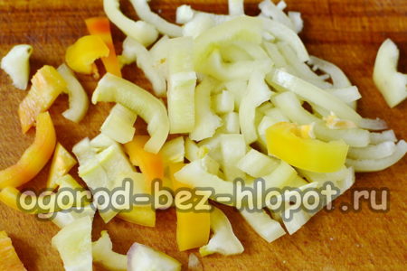 우리는 고추를 깨끗이 씻어서 조각으로 자릅니다.