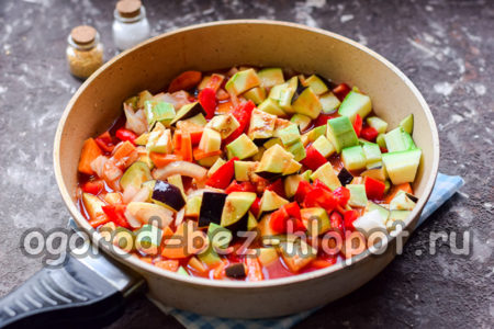 냄비에 담긴 야채