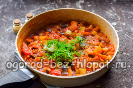 마늘, 딜, 식초를 첨가합니다