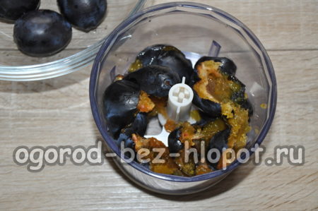 자두를 블렌더로 다진다