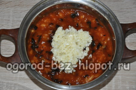 마늘을 퓨레에 붓는다