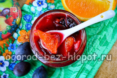 오렌지를 넣은 자두잼