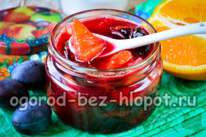 오렌지를 넣은 자두잼