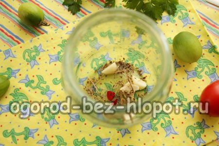 향신료를 항아리에 붓다