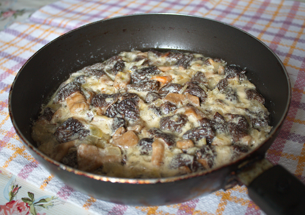 사워크림에 튀긴 모렐 버섯과 양파