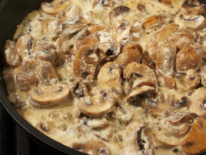 사워크림을 곁들인 버섯 조림