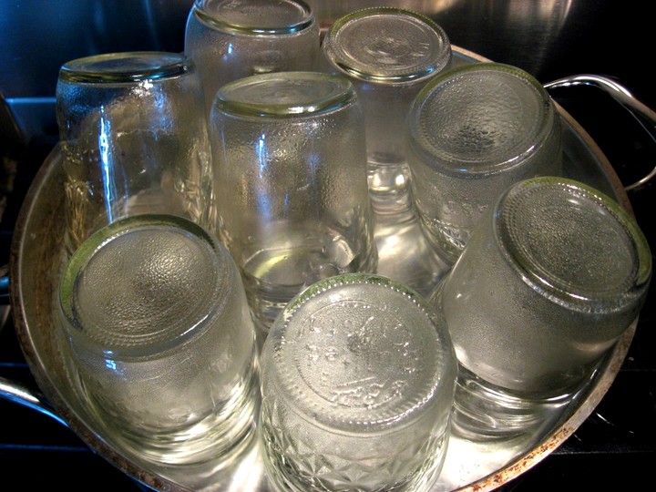 냄비에 담긴 병 살균하기