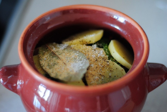 튀긴 버터 버섯 냄비 구이