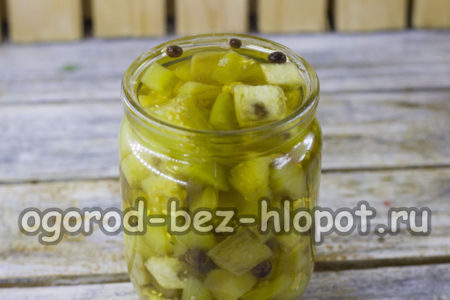 샐러드를 병에 담아두다